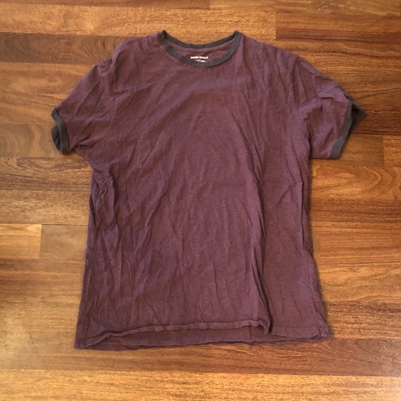 Fitted maroon tee